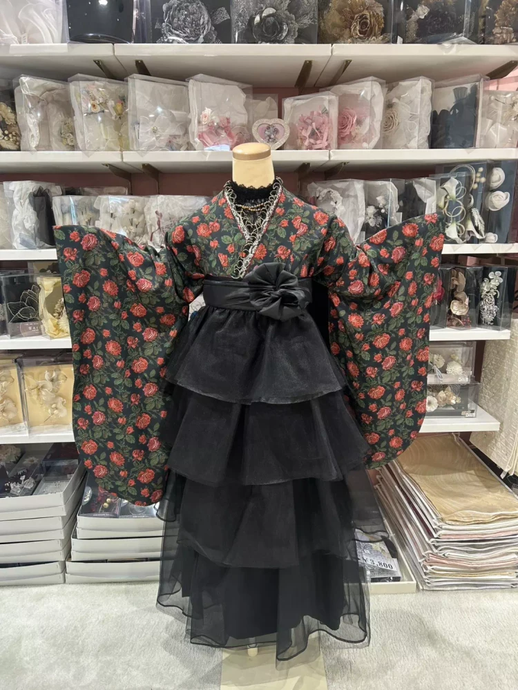 TAKAZEN姫路店　袴卒業式　姫路袴　加古川袴　高砂袴　袴おしゃれ　袴かわいい　姫路卒業式　薔薇柄　黒赤　ドレス袴　イサムモリタ