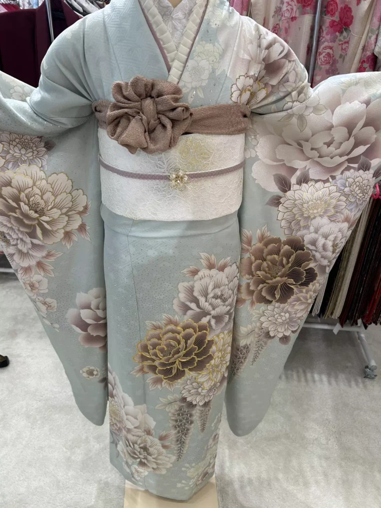 TAKAZEN神戸旧居留地水色のくすみの可愛いお振袖紹介