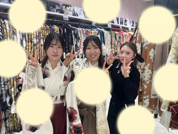 TAKAZEN神戸旧居留地店の赤色の袴コーデのお嬢様とベージュ袴コーデのお嬢様