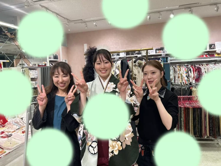 TAKAZEN神戸旧居留地店の古典柄な肩身替わり袴コーデのお嬢様