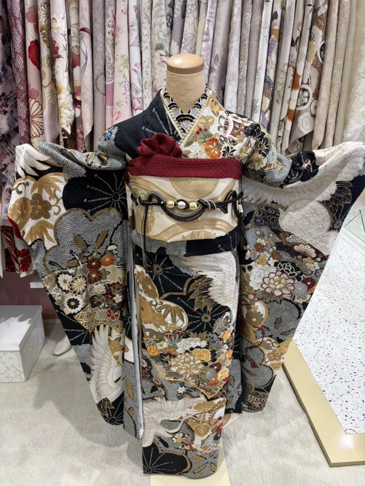 深みネイビーの古典柄振袖