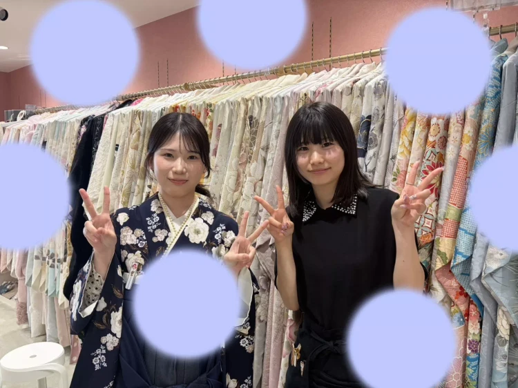 TAKAZEN姫路店の紺色花柄小振袖にデニムの袴コーデのお嬢様