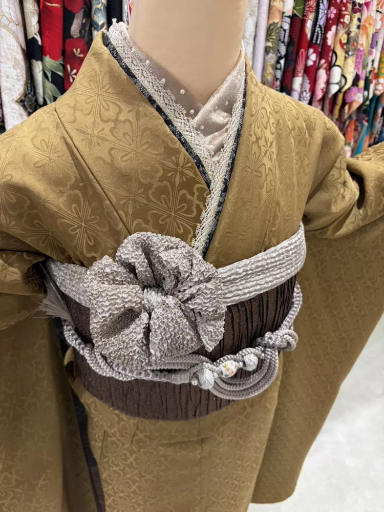 TAKAZEN姫路店のからし色の大人っぽいヴィンテージスタイルのお振袖