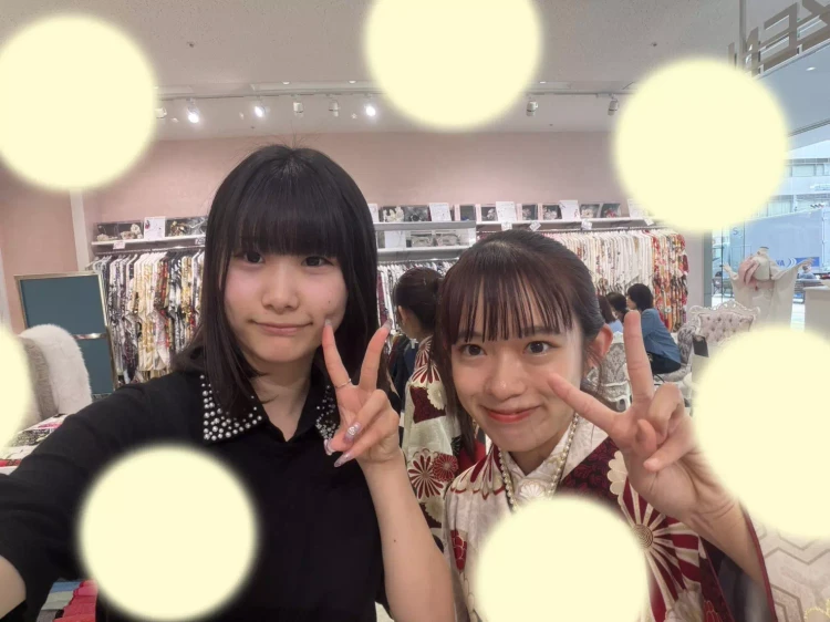 TAKAZEN神戸旧居留地店の中村理沙ちゃんの白色×赤色の古典柄袴コーデの姫ちゃん