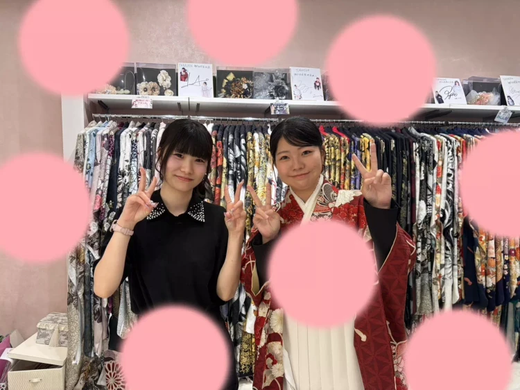 TAKAZEN神戸旧居留地店の赤色古典柄袴コーデのお嬢様