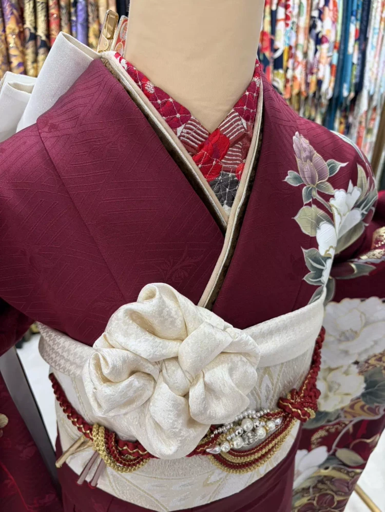 TAKAZEN神戸旧居留地店のイマドキ古典柄のエンジ色お振袖