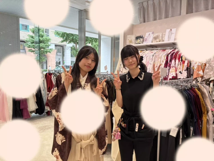 TAKAZEN神戸旧居留地店の茶色の小振袖にクリーム色の袴コーデのお嬢様