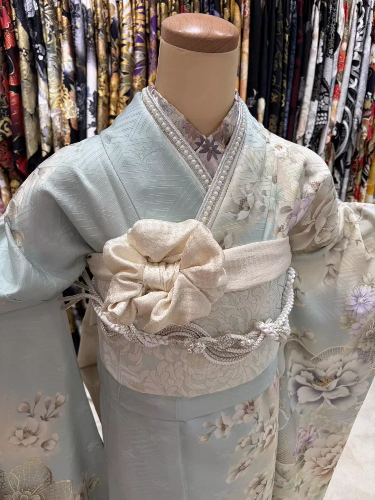 TAKAZEN神戸旧居留地店の水色くすみ古典振袖