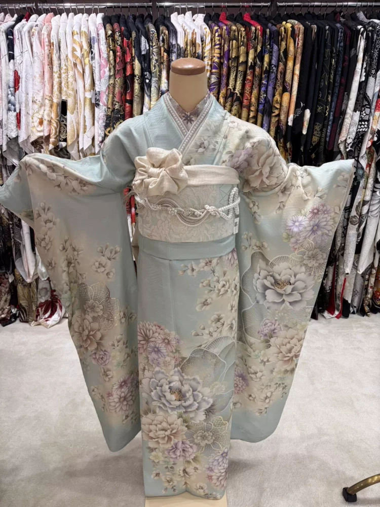 TAKAZEN神戸旧居留地店の水色くすみ古典振袖