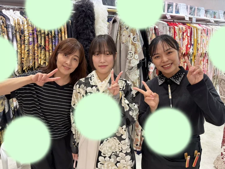 TAKAZEN神戸旧居留地店の黒地小振袖に白地袴コーデのお嬢様