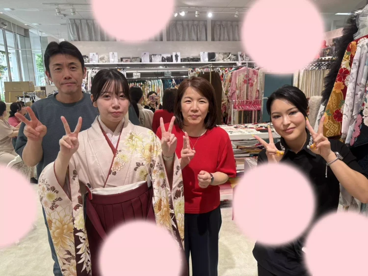 赤地の古典柄小振袖にえんじ袴の姫ちゃんご紹介