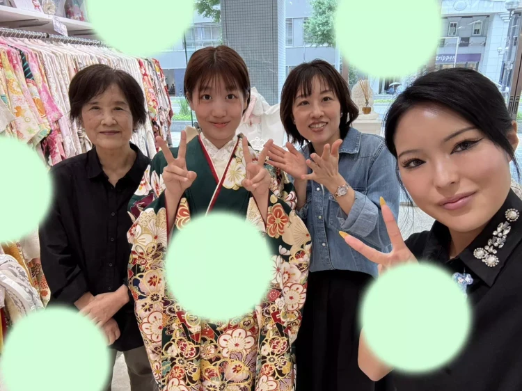 TAKAZEN神戸旧居留地店の緑色の古典柄お振袖コーデのお嬢様