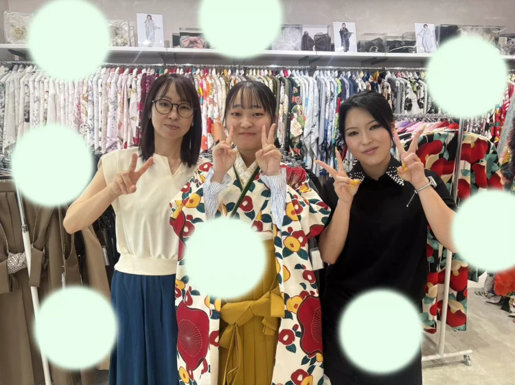 TAKAZEN神戸旧居留地店レトロの中振りにからし色の袴のコーデ紹介