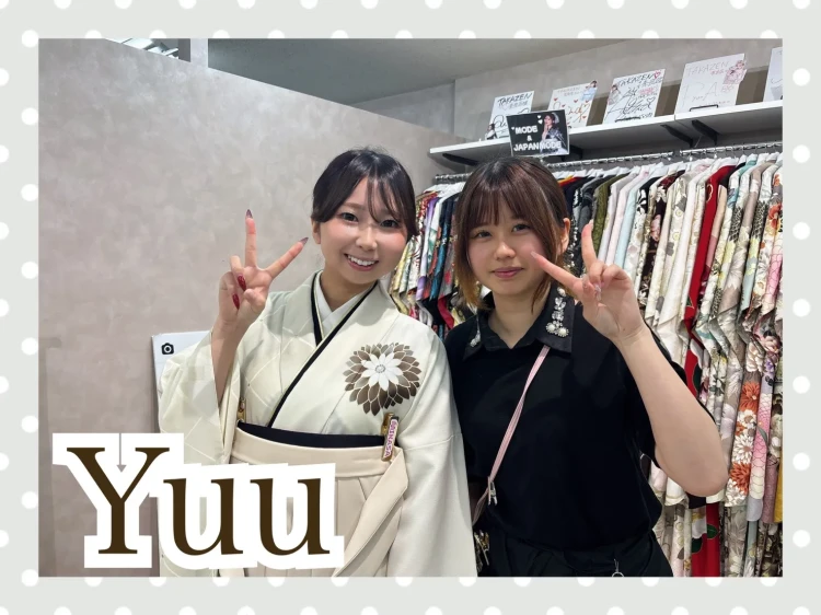 タカゼン奈良店に来店した玉城ティナブランドの小振袖をモノトーンにコーデした袴に決定された姫ちゃんとスタッフのツーショット