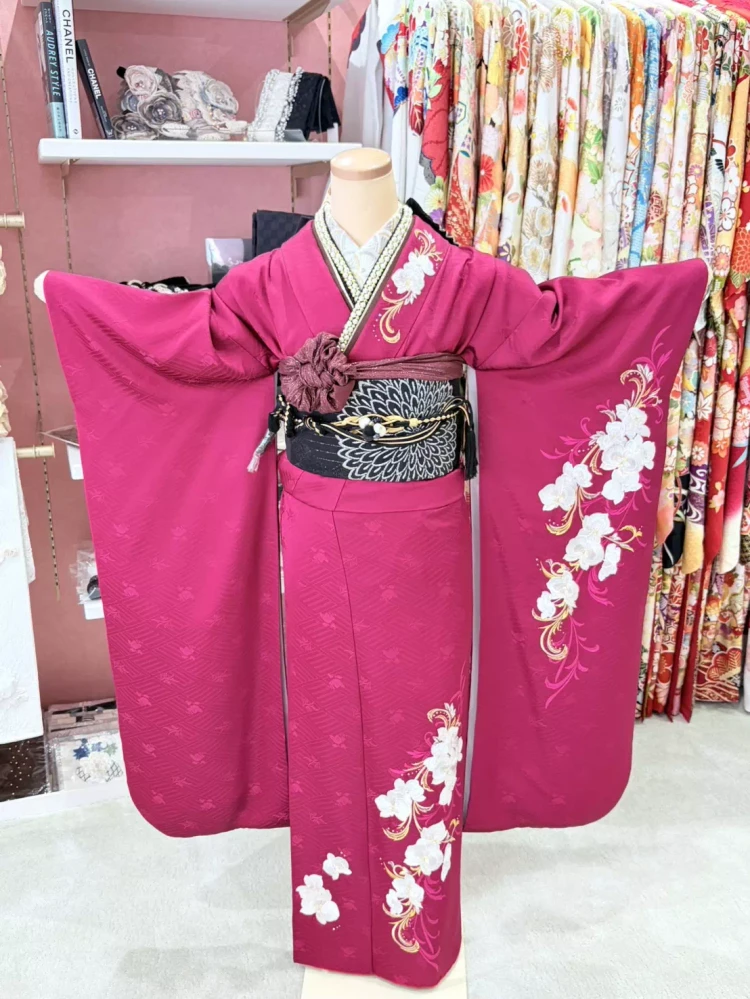 TAKAZEN姫路店の赤いヴィンテージ振袖。