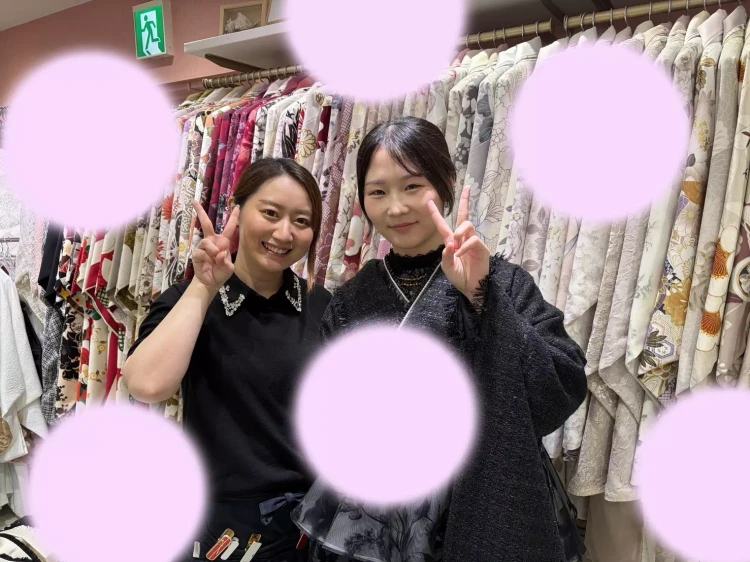 新作ドレス袴の姫ちゃん紹介。黒のツイードの振袖にシックな花柄のフリルの袴。