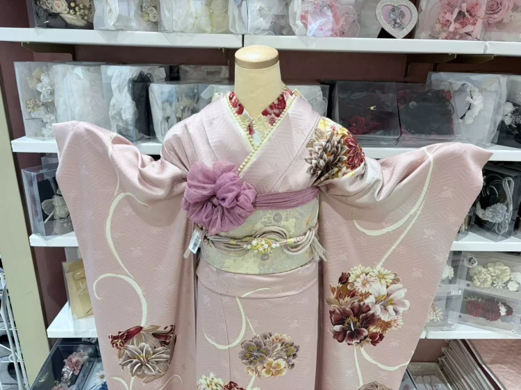 TAKAZEN姫路店のくすみピンクカラーの古典柄振袖。大人カワイイ振袖コーデ。