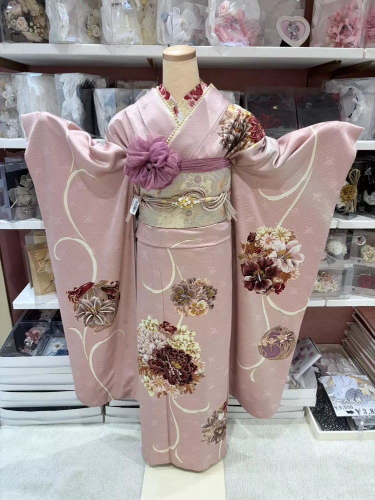 TAKAZEN姫路店のくすみピンクカラーの古典柄振袖。大人カワイイ振袖コーデ。