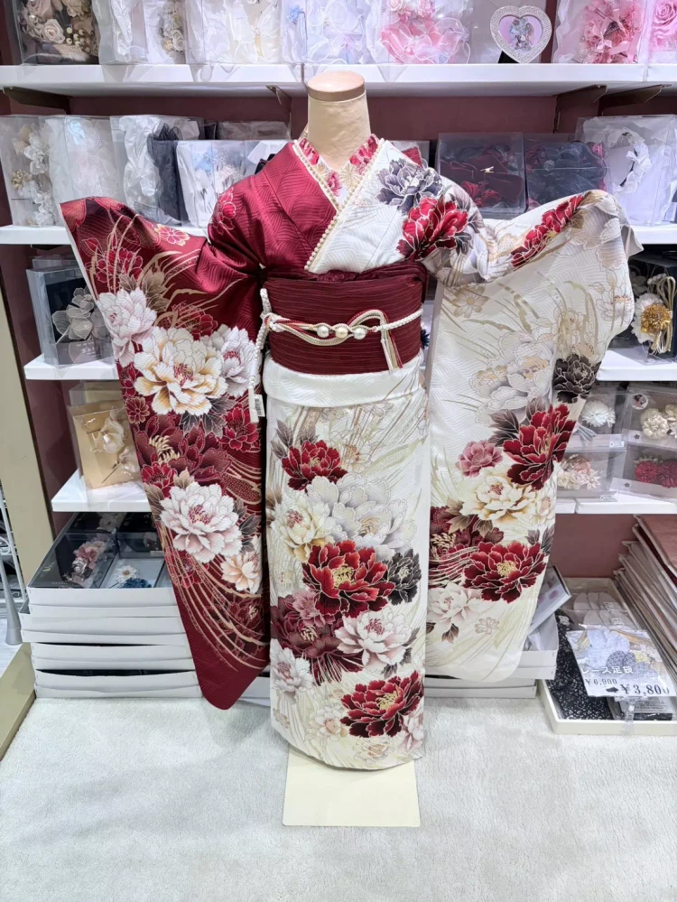 正統派古典赤×白の片身代わりのイマドキ古典のお振袖。