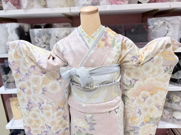 TAKAZEN姫路店のくすみピンクのイマドキ風振袖のご紹介。