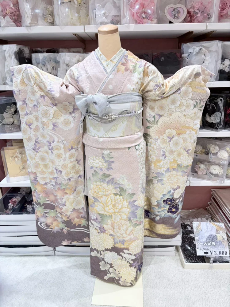 TAKAZEN姫路店のくすみピンクのイマドキ風振袖のご紹介。