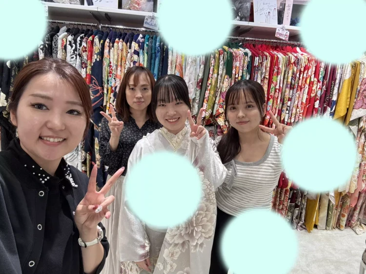 TAKAZEN神戸旧居留地店の2030年度成人式の水色くすみカラーお振袖のお嬢様