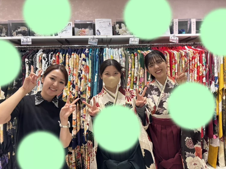TAKAZEN神戸旧居留地店の古典柄赤色の袴コーデのお嬢様