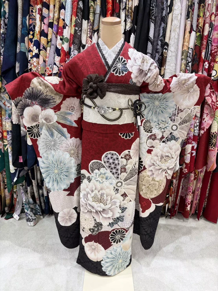 TAKAZEN姫路店　姫路市　成人式　　前撮り　成人式　赤色　古典　エンジ　くすみ　中村里砂　ブランド　メーカーブランド　大柄　トレンド　綺麗め　可愛い振袖　トレンド　小物　レース