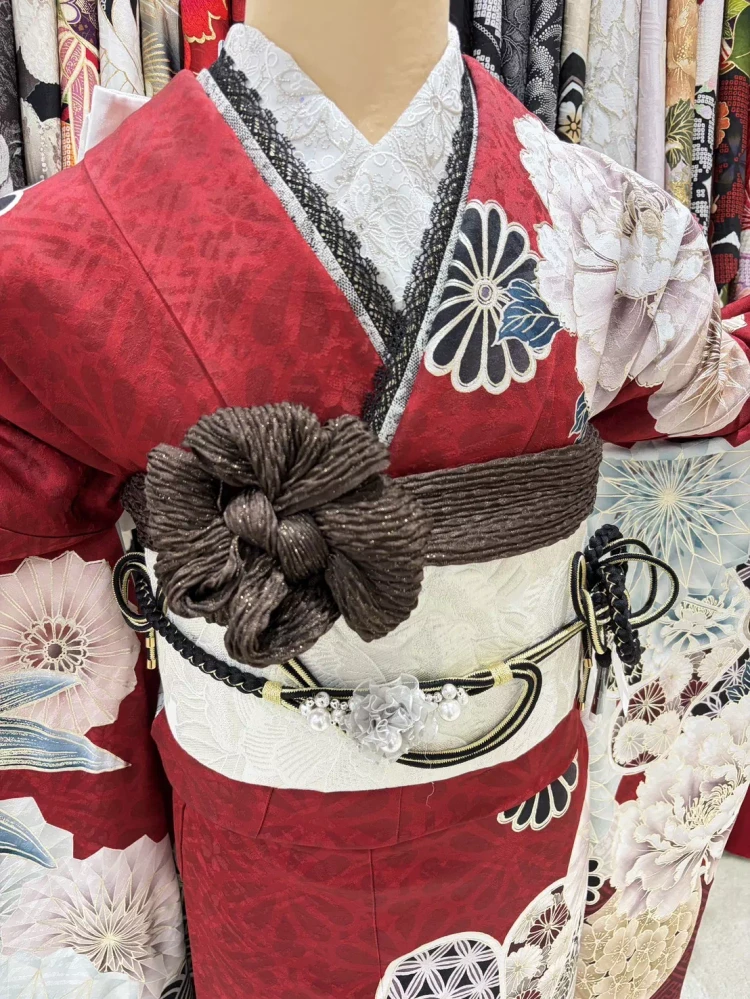 TAKAZEN姫路店　姫路市　成人式　　前撮り　成人式　赤色　古典　エンジ　くすみ　中村里砂　ブランド　メーカーブランド　大柄　トレンド　綺麗め　可愛い振袖　トレンド　小物　レース