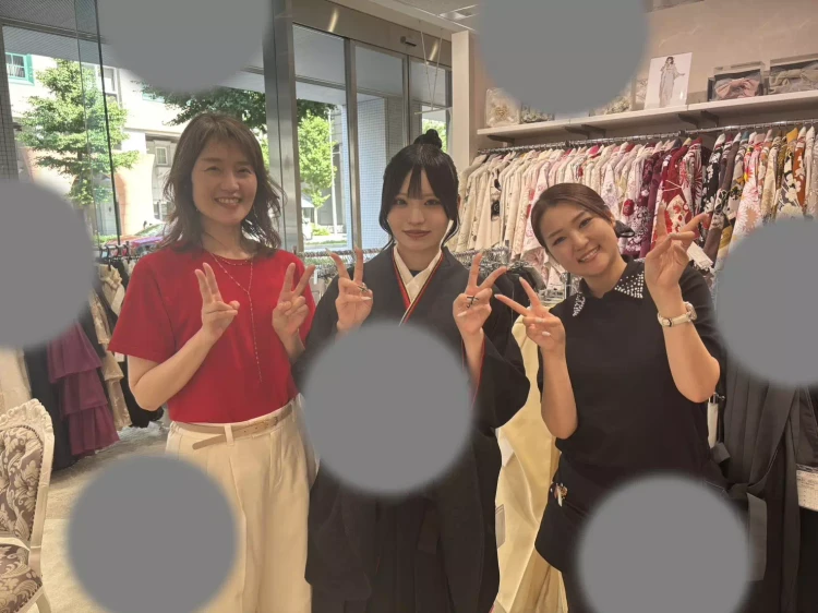 TAKAZEN神戸旧居留地店の上下ブラック袴コーデのお嬢様