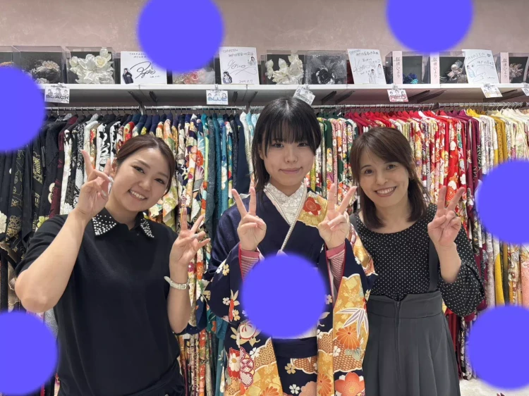 2029年成人の紺地古典柄振袖の姫ちゃん