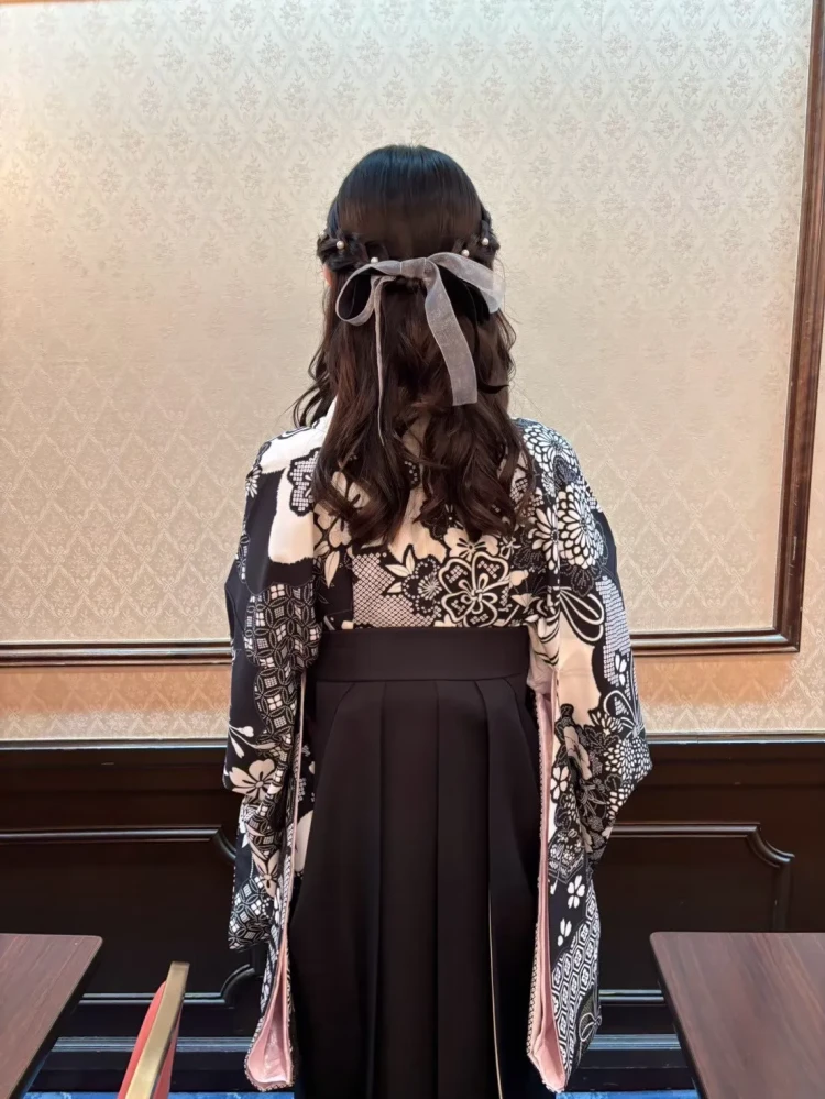 卒業式袴ヘアアレンジ　ハープアップアレンジ　リボンで可愛いハーフアップアレンジ