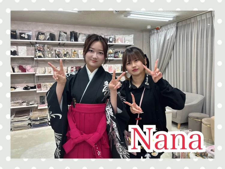 TAKAZEN奈良店で黒とピンクの袴コーデを試着されるお客様の様子