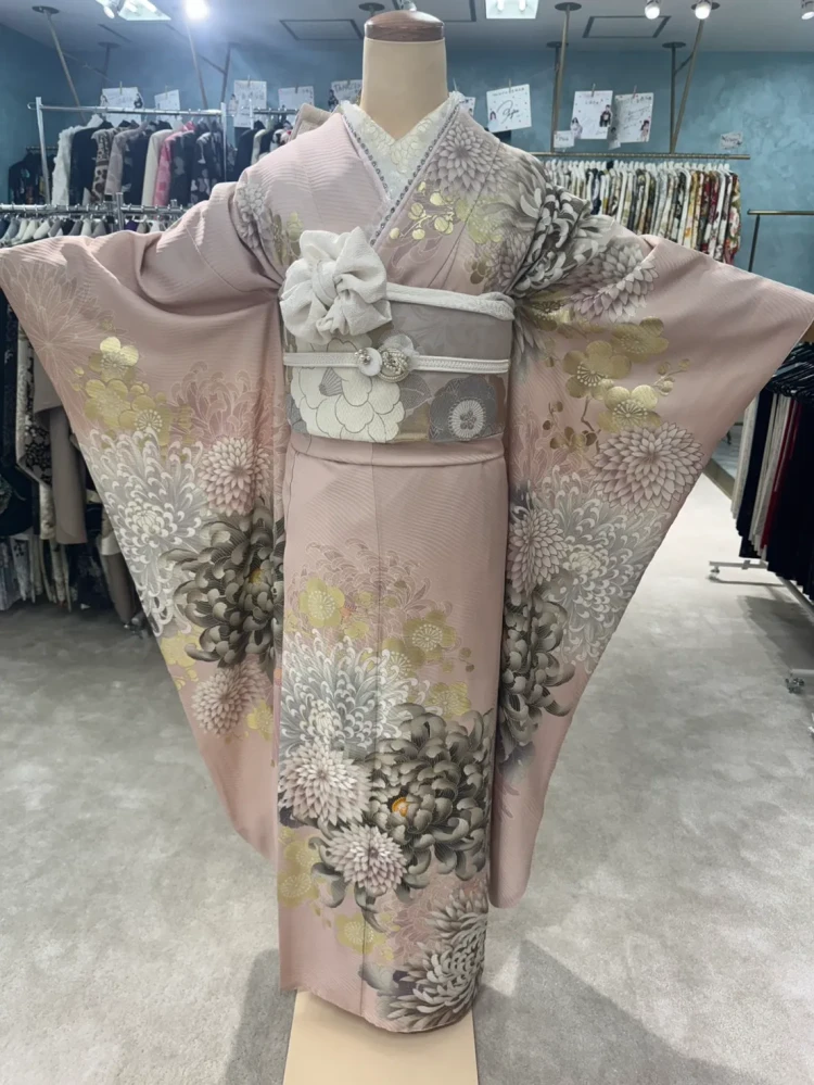 くすみカラーと上品古典柄を組み合わせた欲張りスタイルのお振袖のコーディネート写真