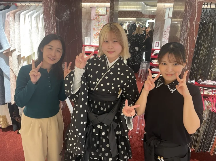 TAKAZEN東京表参道店FlagshipでTAKAZENオリジナルヘップバーンの白黒の水玉の小振袖と白黒の水玉のドレス袴のコーデを卒業式レンタルでご契約いただいたお客様の紹介。