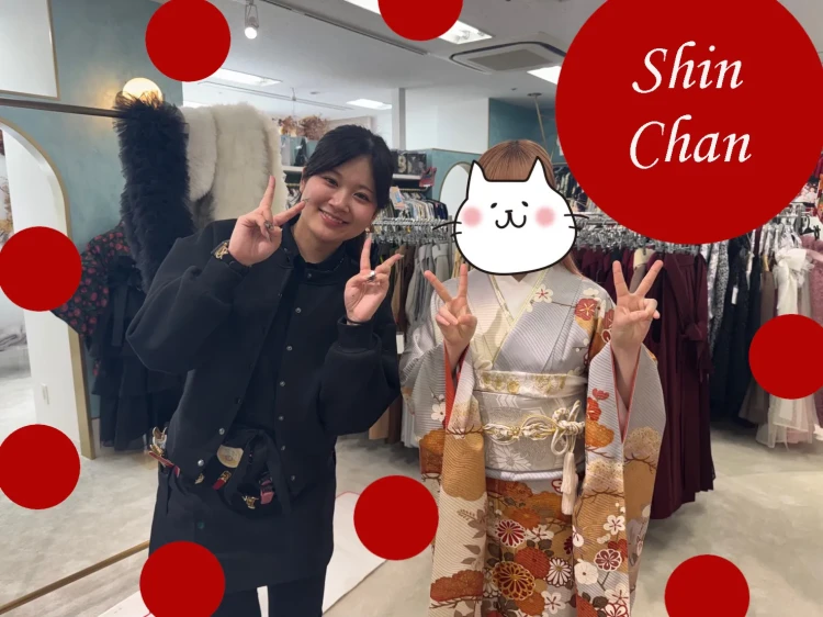 ベージュとゴールドを基調とした上品な振袖コーデを選んだShinちゃんとTAKAZEN心斎橋店スタッフの記念写真