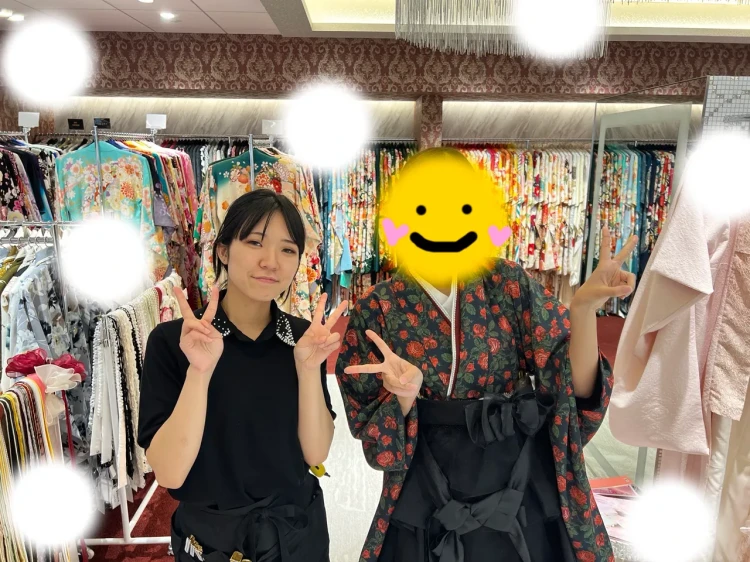 TAKAZEN東京表参道店FlagshipでTAKAZENオリジナルのヘップバーンシリーズ、バラ柄の小振袖と黒色のドレス袴のコーデを卒業式レンタルでご契約いただいたお客様の紹介。