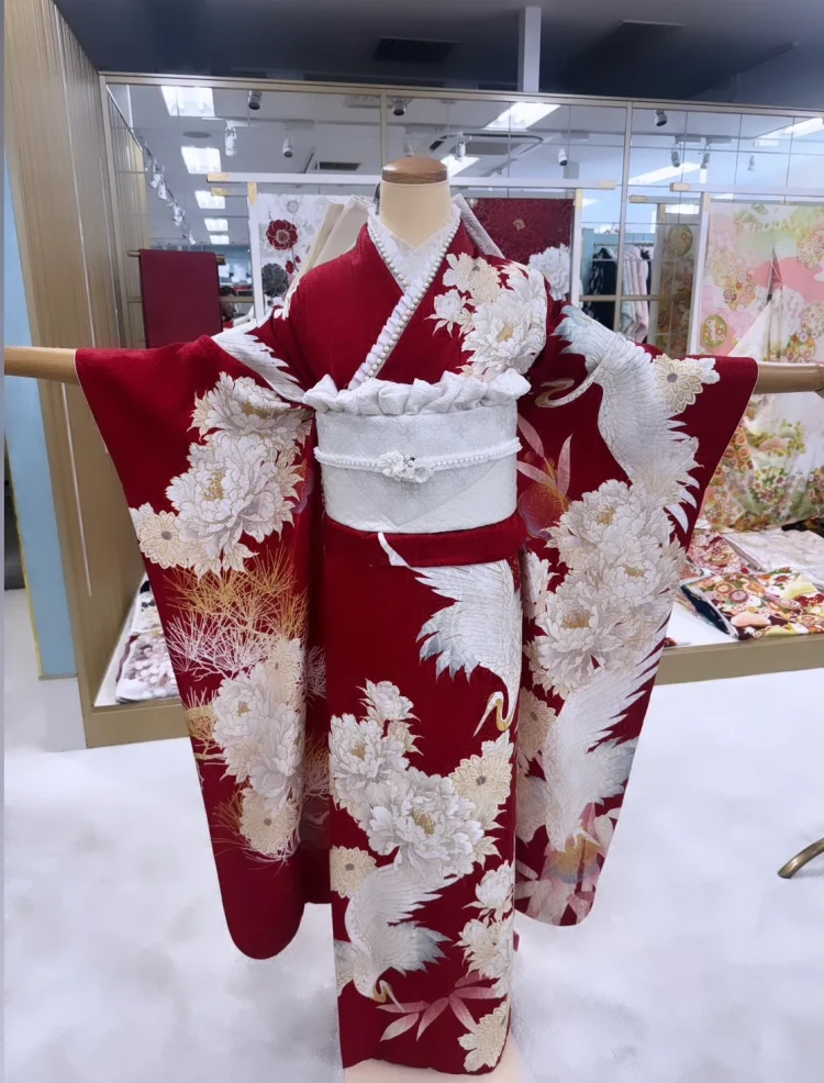 古典の赤のお振袖　大人っぽい　綺麗目な振袖　紅白色で大柄