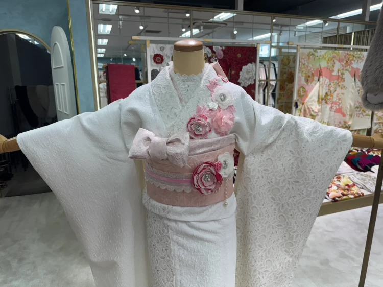 ヘップバーン　ミニョン　白ピンク　フレンチガーリー　立体花　レースインナーコーデ