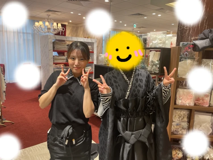 TAKAZEN東京表参道店FlagshipでTAKAZENオリジナルヘップバーンの黒色のヒョウ柄小振袖と黒色のドレス袴のコーデを卒業式レンタルでご契約いただいたお客様の紹介。