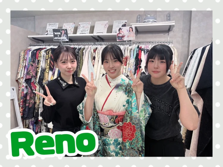 TAKAZEN奈良店で桂由美ブランドの振袖を試着されるお客様の様子