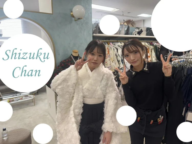 TAKAZEN心斎橋店にご来店した白い薔薇が沢山付いた小振袖に黒レースの袴を合わせたコーディネートに決定された姫ちゃんとスタッフのツーショット