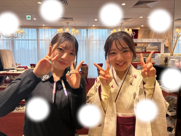 TAKAZEN東京表参道店Flagshipで赤白の花柄の袴を卒業式レンタルでご契約いただいたお客様のご紹介。