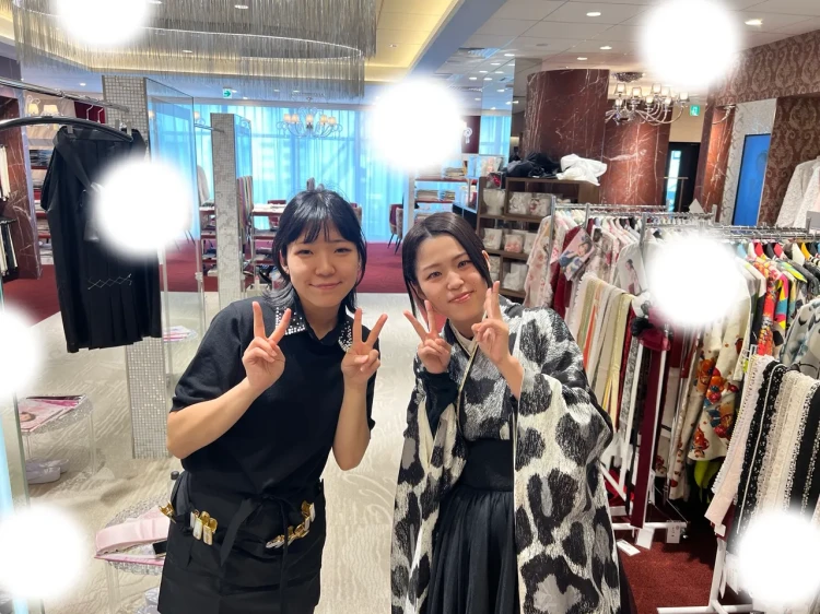 TAKAZEN東京表参道店Flagshipでヒョウ柄の振袖と黒色のコルセットドレス袴のコーデを卒業式レンタルでご契約いただいたお客様の紹介。