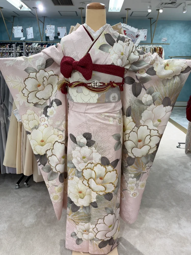 くすみカラーピンクで赤色の小物を合わせたイマドキコーデのご紹介