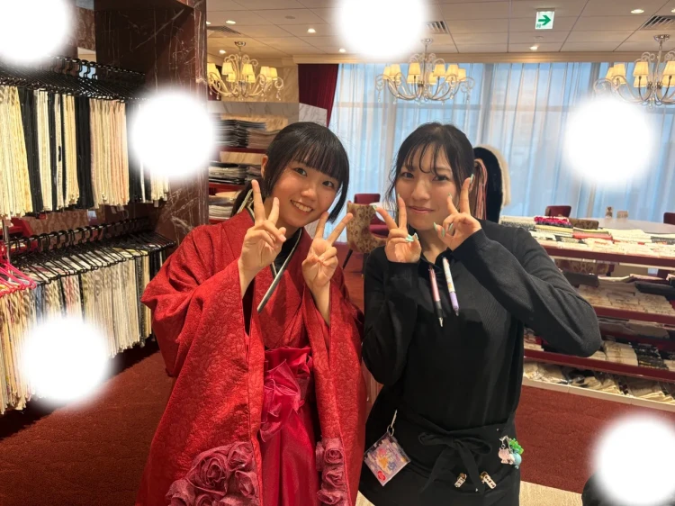 TAKAZEN東京表参道店Flagshipでオリジナルの赤色のローズ袴を卒業式レンタルでご契約いただいたお嬢様のご紹介