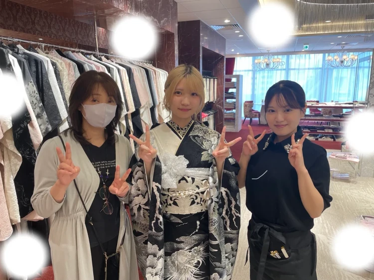 TAKAZEN東京表参道店Flagshipで黒色とシルバーの龍柄、ジャパンモードの振袖をご契約いただいたお客様の紹介。