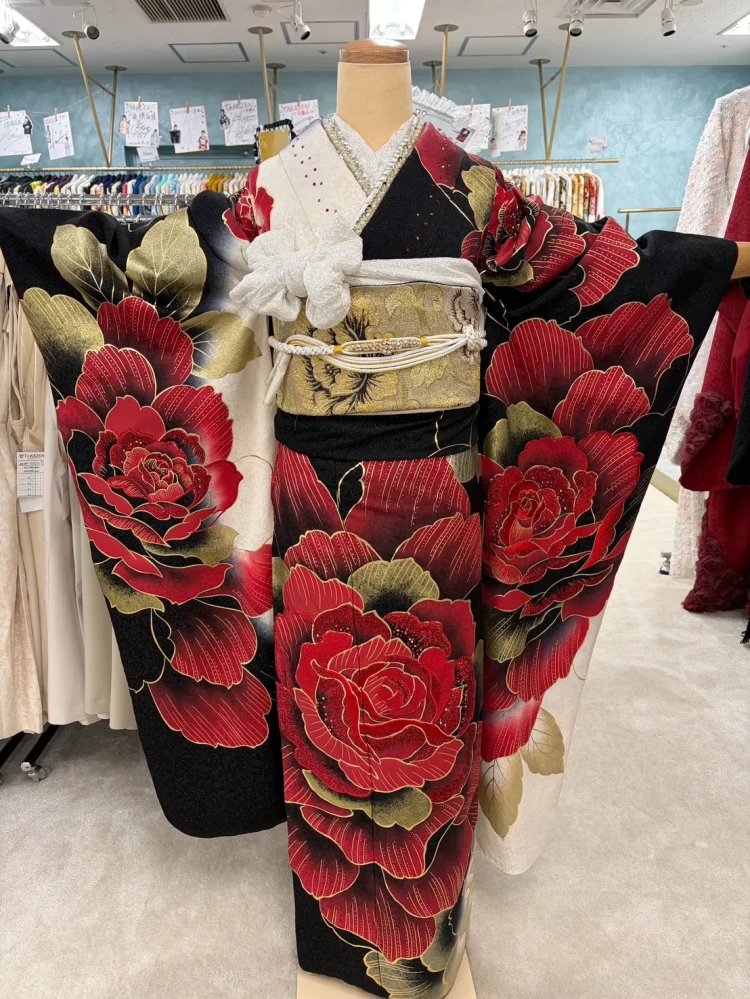 モード黒ベースに赤色でスワロフスキーが付いてキラキラ目立つお振袖のコーデ
