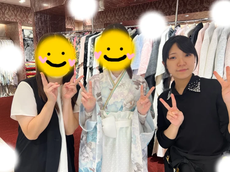 TAKAZEN東京表参道店Flagshipで、水色の花柄の小振袖と白色の水玉のドレス袴を卒業式レンタルでご契約いただいたお客様の紹介。