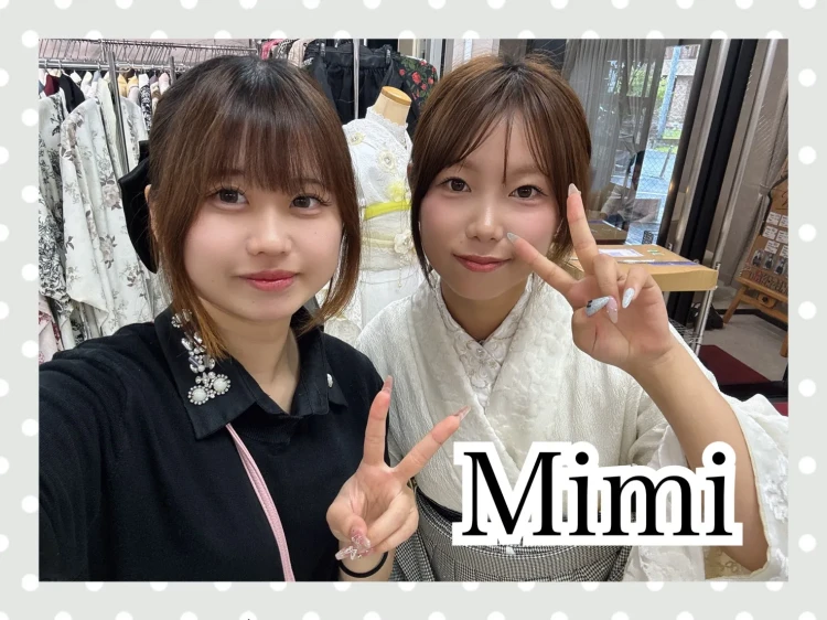 TAKAZEN奈良店でイマドキおしゃれ袴コーデを試着されるお客様の様子